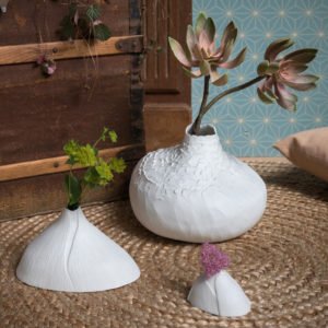 Trois vases soliflores en forme de Bulbe en porcelaine de limoges blanche et matte décore un intérieur au style naturel