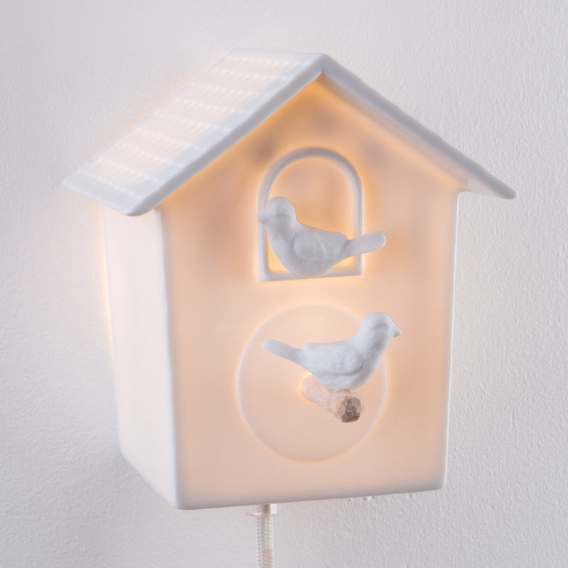 Veilleuse en forme d'oiseau sur le mur dans la chambre d'enfant Photo Stock  - Alamy