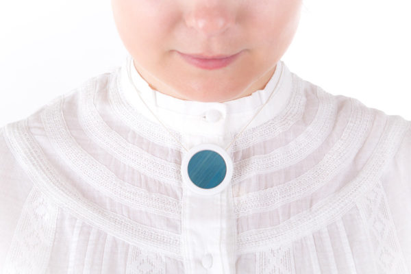 collier bleu ciel blanc pendentif rond moyen porcelaine paille latelierdublanc