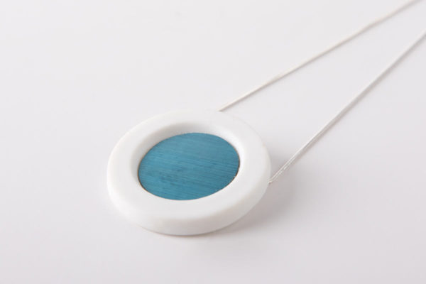 collier bleu clair blanc pendentif porcelaine paille latelierdublanc