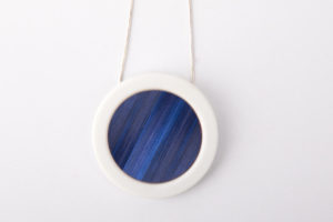 collier bleu nuit blanc pendentif rond pop porcelaine marqueterie latelierdublanc 2