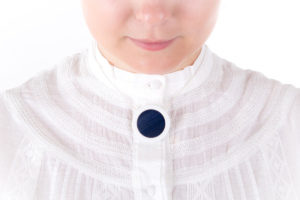 collier bleu nuit pendentif rond porcelaine marqueterie latelierdublanc