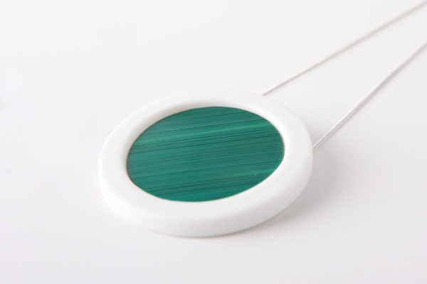 collier vert emeraude blanc pendentif rond pop porcelaine marqueterie latelierdublanc 1