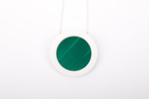collier vert sapin blanc pendentif rond pop porcelaine marqueterie paille latelierdublanc