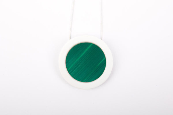collier vert sapin blanc pendentif rond pop porcelaine marqueterie paille latelierdublanc