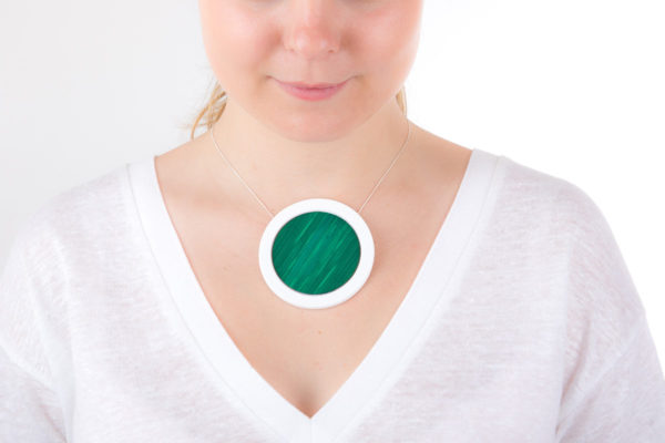 gros collier vert emeraude blanc gros pendentif rond 73 porcelaine marqueterie l atelier du blanc