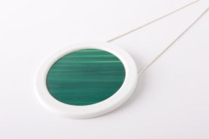 gros collier vert emeraude blanc gros pendentif rond pop porcelaine marqueterie l atelier du blanc