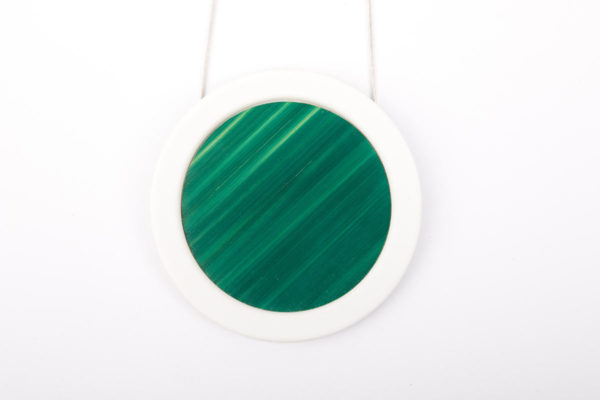 gros collier vert emeraude sapin blanc gros pendentif rond porcelaine marqueterie l atelier du blanc