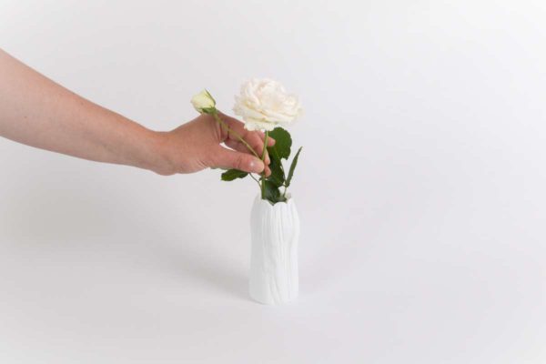 petit vase blanc haut etroit caulis porcelaine de limoges latelier du blanc