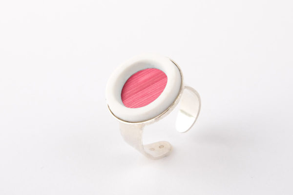 bague argent ajustable cabochon rond marqueterie de paille rose framboise porcelaine blanche l atelier du blanc