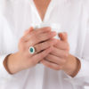 bague argent cabochon rond marqueterie de paille vert emeraude porcelaine blanche l atelier du blanc