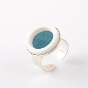 bague argent reglable cabochon rond marqueterie de paille bleu clair porcelaine blanche l atelier du blanc
