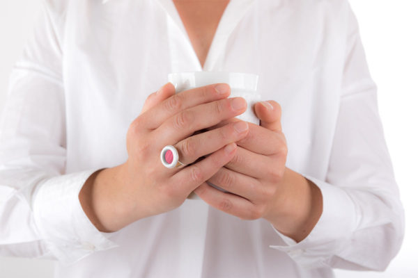 bague argent reglable cabochon rond marqueterie de paille rose framboise porcelaine blanche l atelier du blanc