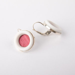 boucle-d-oreille-pendante-argent-medaillon-rose-framboise-paille-porcelaine-blanche-l-atelier-du-blanc