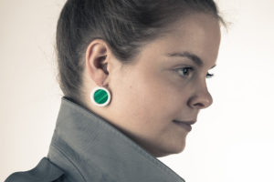 grosses-boucles-d-oreilles-rondes-plates-fille-dormeuses-argent-anneau-porcelaine-blanche-paille-bleu-turquoise-l-atelier-du-blanc