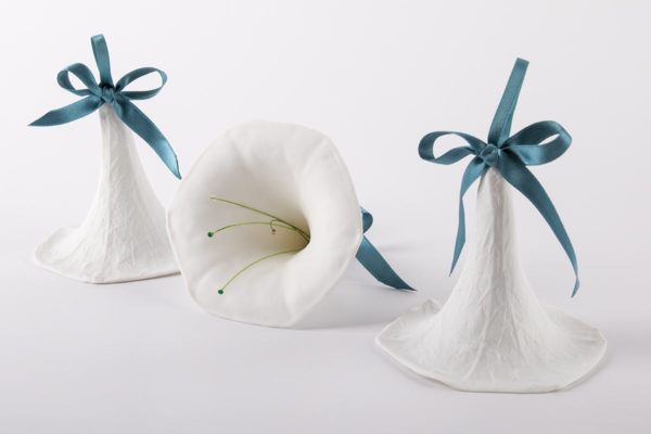 boule-de-noel-blanc-fleurs-trompette-coffret-collection-porcelaine-de-limoges-latelier-du-blanc