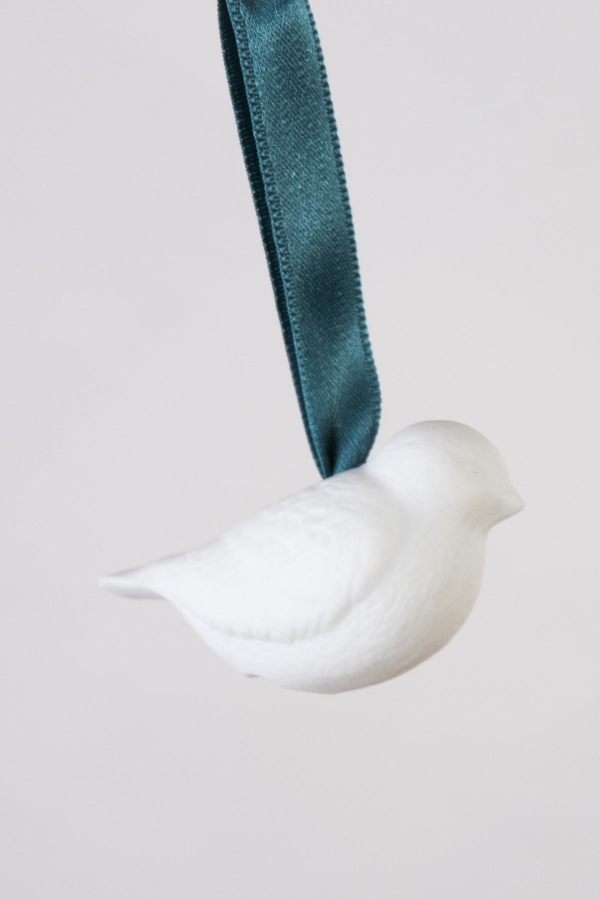 https://latelierdublanc.com/wp-content/uploads/2020/11/boule-de-noel-oiseau-grand-deco-porcelaine-de-limoges-l-atelier-du-blanc.jpg