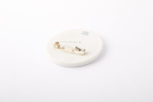 broche-attache-epingle-nourrice-solide-metal-argenté-porcelaine-blanche-l-atelier-du-blanc