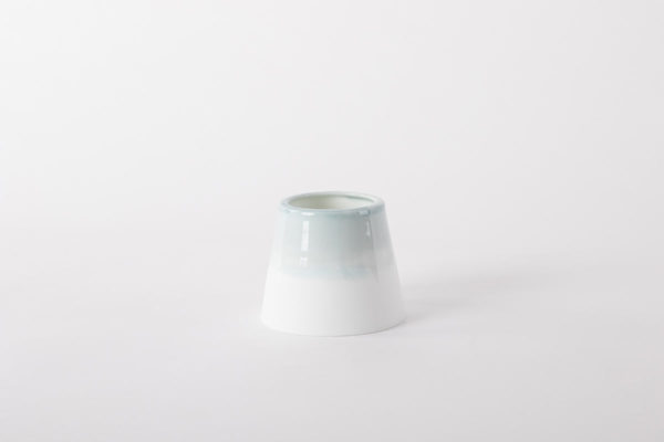 petit-vase-bleu-lagon-conique-scandinave-porcelaine-de-limoges-ceramique-l-atelier-du-blanc