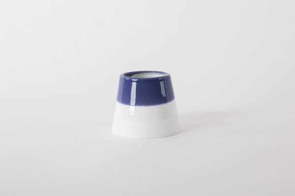 petit-vase-violet-conique-scandinave-porcelaine-de-limoges-ceramique-l-atelier-du-blanc
