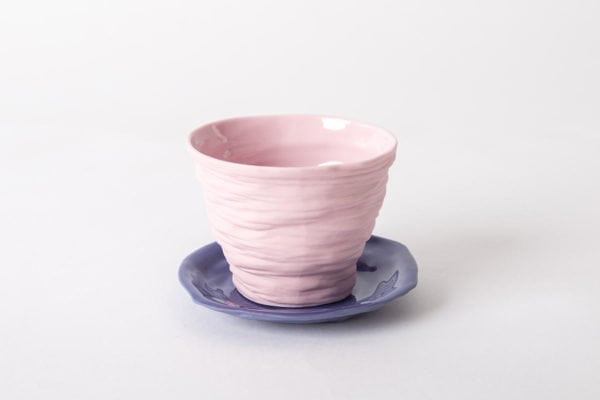 tasse-a-cafe-porcelaine-moderne-couleur-rose-soucoupe-violette-l-atelier-du-blanc