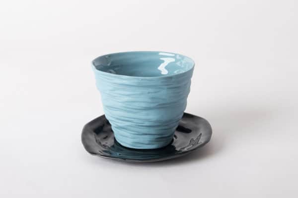 tasse-cafe-bleu-ciel-gris-soucoupe-noire-gobelet-porcelaine-de-limoges-l-atelier-du-blanc