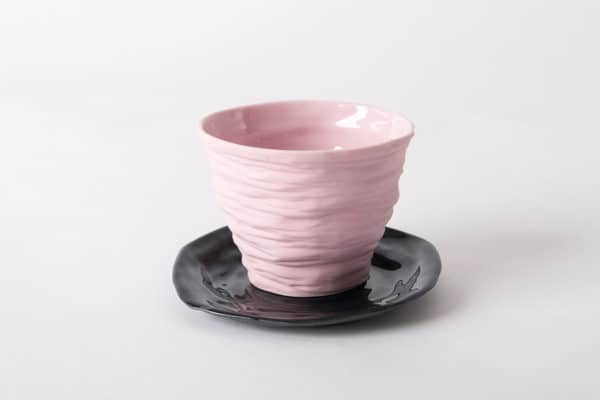 tasse-cafe-rose-soucoupe-noire-gobelet-porcelaine-de-limoges-l-atelier-du-blanc