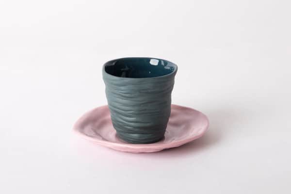 tasse-expresso-vert-soucoupe-rose-gobelet-porcelaine-de-limoges-l-atelier-du-blanc