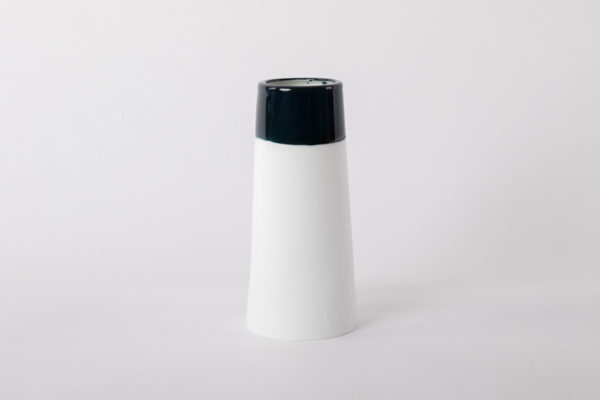 vase-coniques-noir-brillant-porcelaine-de-limoges-hauteur-18-cm-ceramique-l-atelier-du-blanc