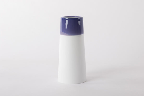 vase-coniques-violet-porcelaine-de-limoges-hauteur-18-cm-ceramique-l-atelier-du-blanc