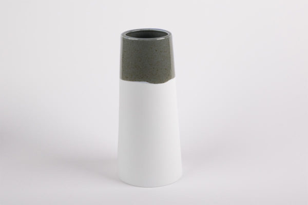 vase-gris-celadon-bouquet-fleurs-hautes-coniquet-scandinave-porcelaine-de-limoges-l-atelier-du-blanc