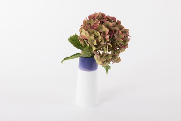 vase-violet-fleurs-hautes-coniquet-scandinave-porcelaine-de-limoges-l-atelier-du-blanc