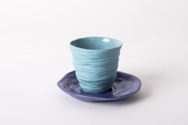 tasse-expresso-bleu-soucoupe-violette-gobelet-porcelaine-de-limoges-l-atelier-du-blanc