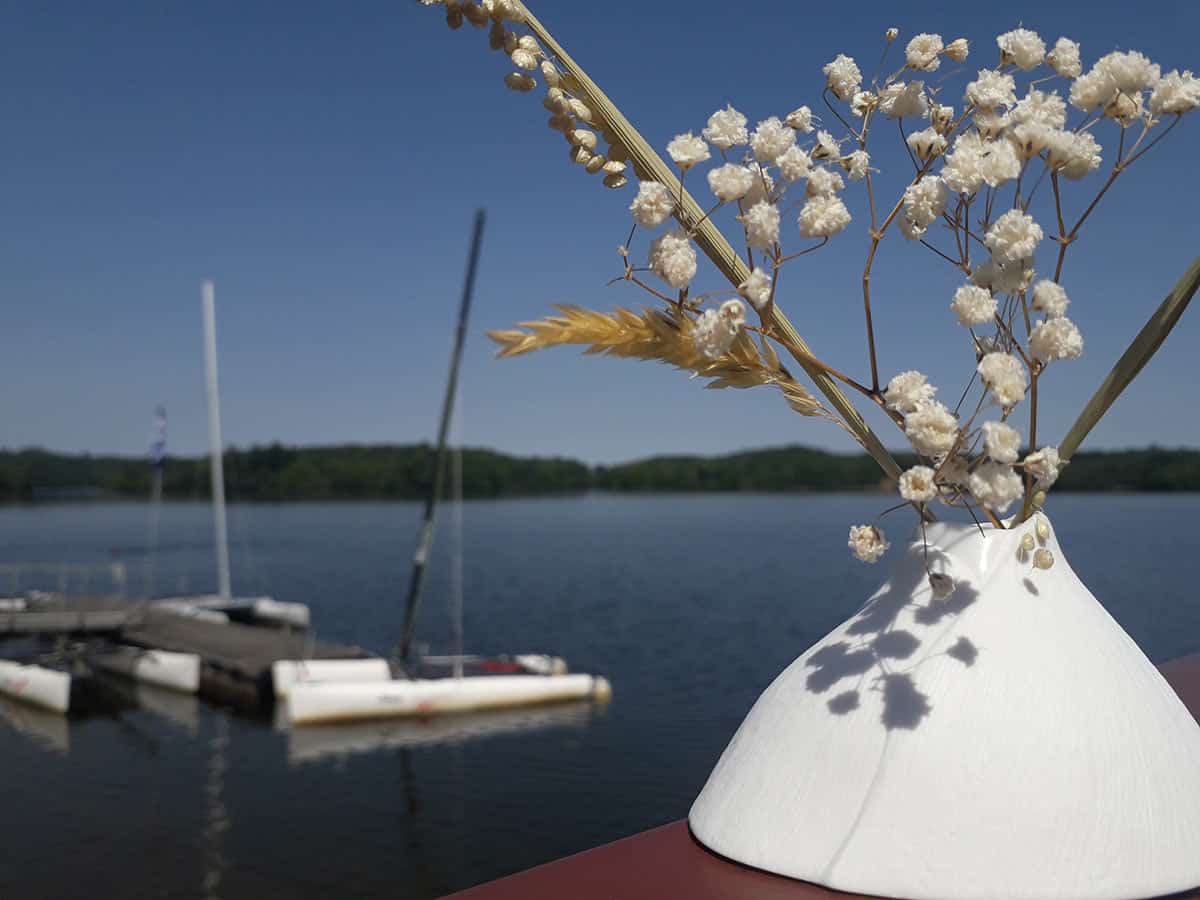 vase en porcelaine contemporain blanc fabriqué tout près du lac de Saint Pardoux en Haute-Vienne, Région Nouvelle Aquitaine