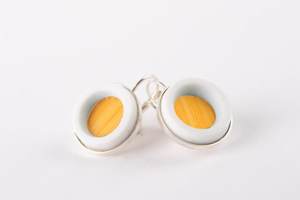 boucle-d-oreille-porcelaine-de-limoges-ronde-pendante-monture-argent-blanc-et-jaune-l-atelier-du-blanc