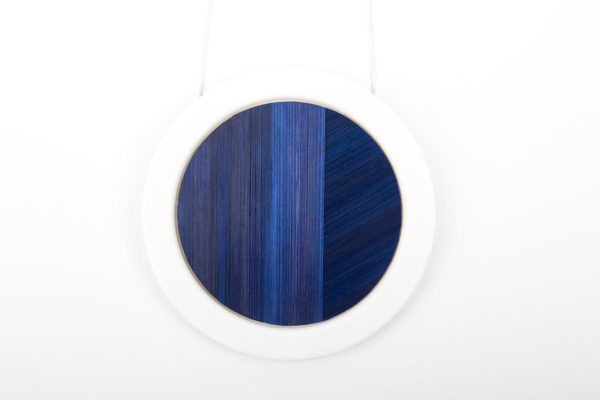 collier-bijou-de-createur-médaillon-rond--porcelaine-marqueterie-paille-couleur-bleu-nuit-l-atelier-du-blanc