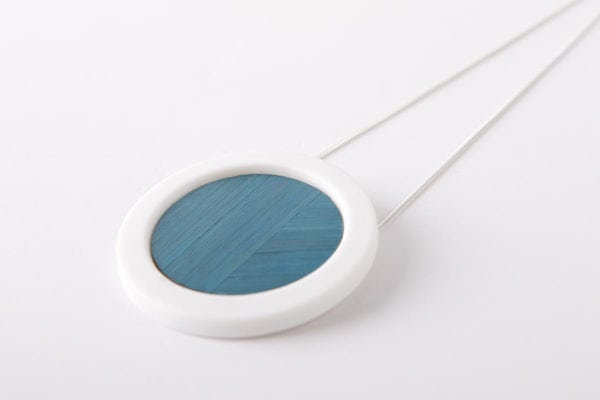 collier-médaillon-rond- porcelaine- marqueterie-paille-bijou-de-createur-couleur-bleu-ciel-l-atelier-du-blanc