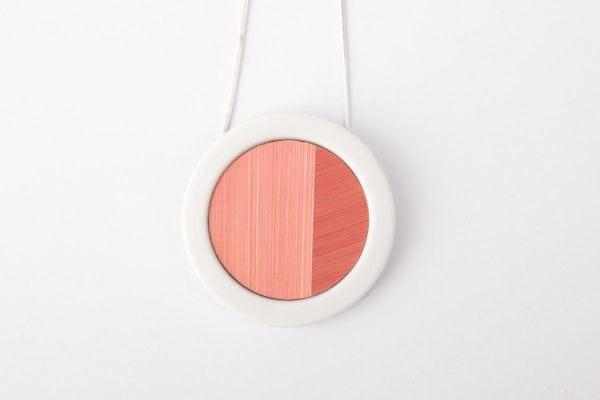 collier-pendentif-blanc-rose-clair-marqueterie-paille-porcelaine-argent-latelierdublanc
