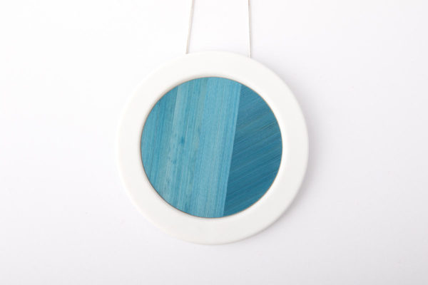 collier-pendentif-rond--porcelaine-marqueterie-paille-bijou-de-createur-couleur-bleu-ciel-l-atelier-du-blanc