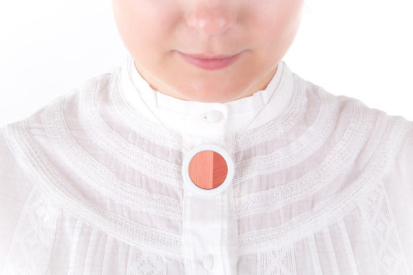 collier-pour-femme-pendentif-blanc-rose-clair-marqueterie-paille-porcelaine-argent-latelierdublanc