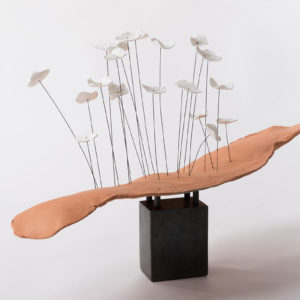 art-contemporain-sculpture-ceramique-aerienne-paysage-fleurs-porcelaine-blanche-socle-latelier-du-blanc