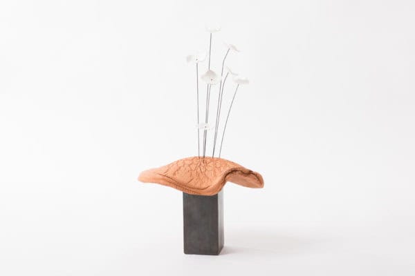 oeuvre-unique-sculpture-ceramique-art-contemporain-aerienne-paysage-fleurs-porcelaine-blanche-socle-latelier-du-blanc