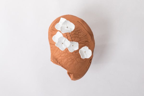 sculpteur-ceramique-art-contemporain-aerienne-paysage-fleurs-porcelaine-blanche-socle-latelier-du-blanc