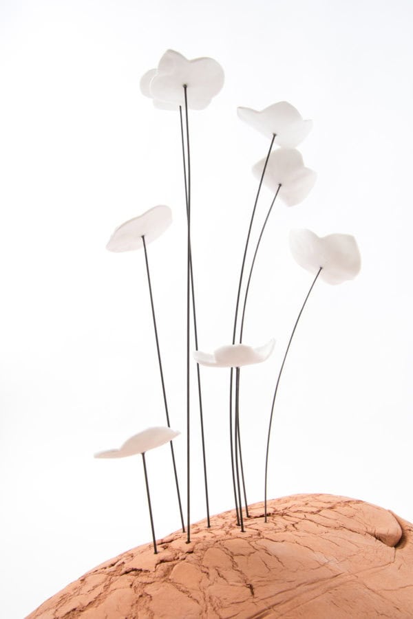 sculpture-ceramique-art-contemporain-aerienne-paysage-fleurs-porcelaine-blanche-piece-uique-latelier-du-blanc