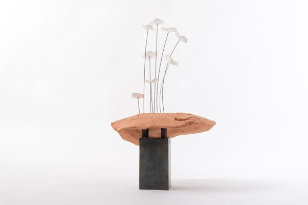 sculpture-ceramique-art-contemporain-paysage-fleurs-porcelaine-blanche-socle-latelier-du-blanc