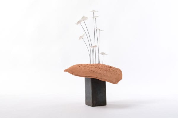 sculpture-ceramique-oeuvre-art-contemporain-aerienne-paysage-fleurs-porcelaine-blanche-socle-latelier-du-blanc