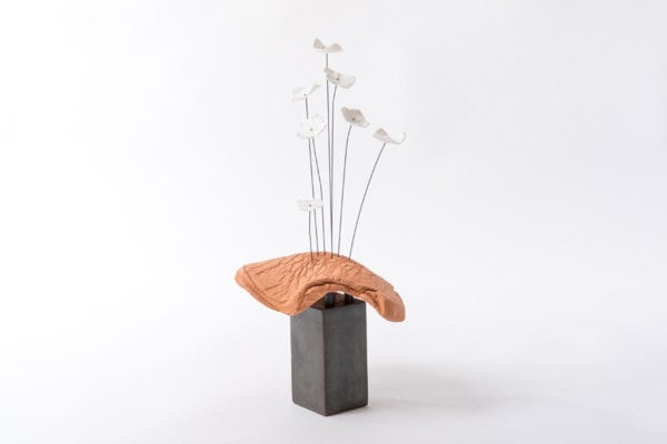 sculpture-ceramique-piece-d-exception-art-contemporain-aerienne-paysage-fleurs-porcelaine-blanche-socle-latelier-du-blanc