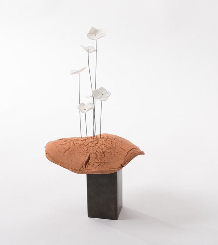 sculpture-ceramique-art-contemporain-paysage-fleurs-porcelaine-blanche-socle-latelier-du-blanc