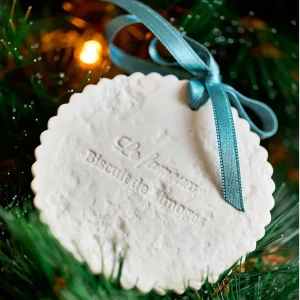 decoration-de-noel-porcelaine-blanche-collection-fameux-biscuit-rond-de-Limoges-petit-gateau-l-atelier-du-blanc