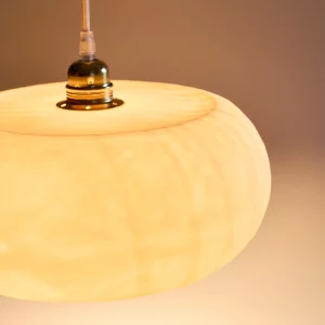 petite-suspension-luminaire-plafonnier-abat-jour-galet-porcelaine-limoges-l-atelier-du-blanc